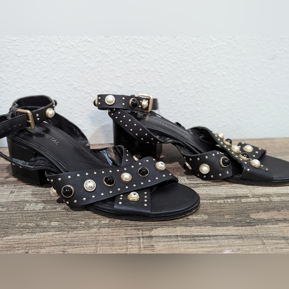 Gunmetal grommet and faux pearl black strappy sandals Sz 7.5 - Picture 9 of 9